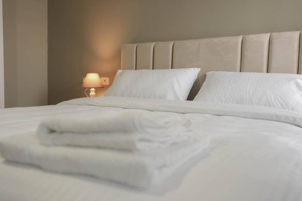 Staycation, City Center Apartment With Balcony Тирана Экстерьер фото
